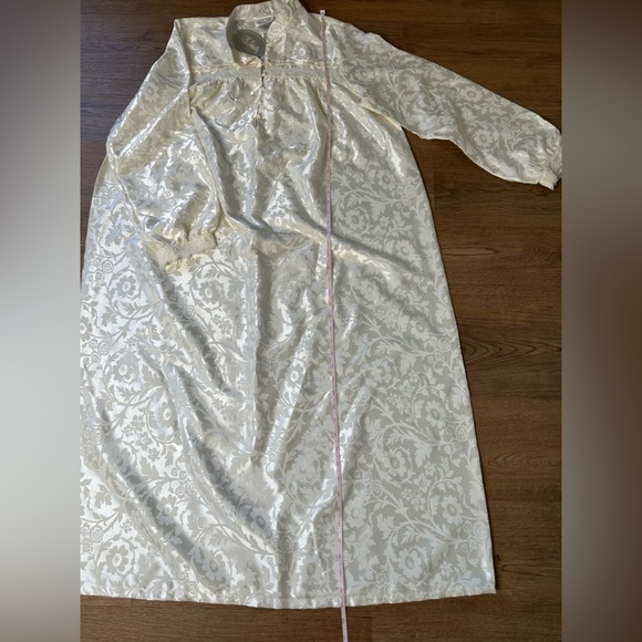 Women’s new cream house gown robe‎ size medium - Picture 6 of 9